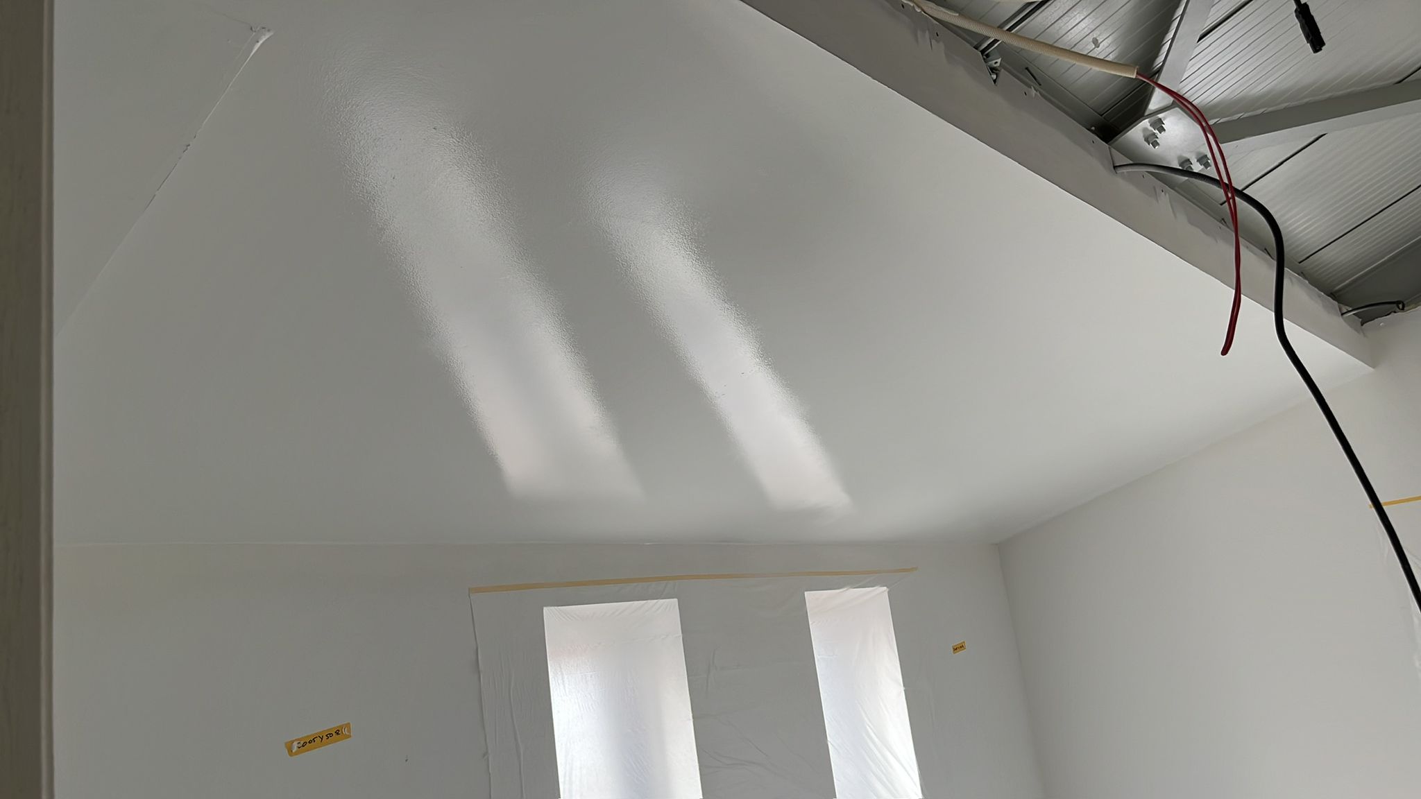 Strak afgewerkt plafond en wanden in een lichte ruimte