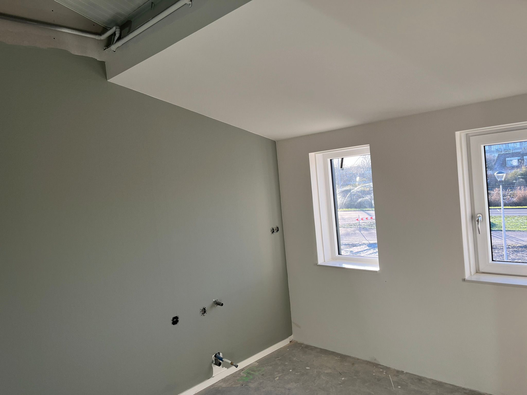 Kamer met rustige wandkleur en witte kozijnen