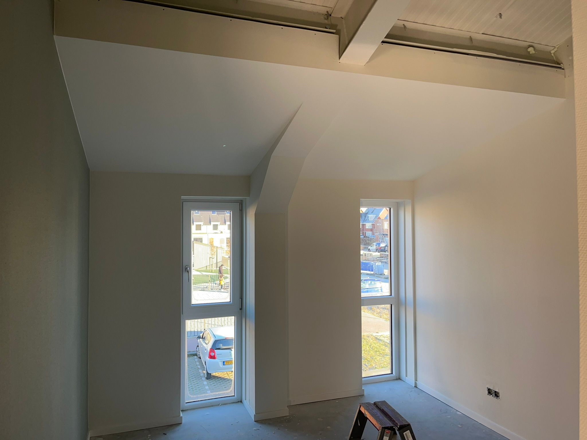 Lichte kamer met strak afgewerkte wanden