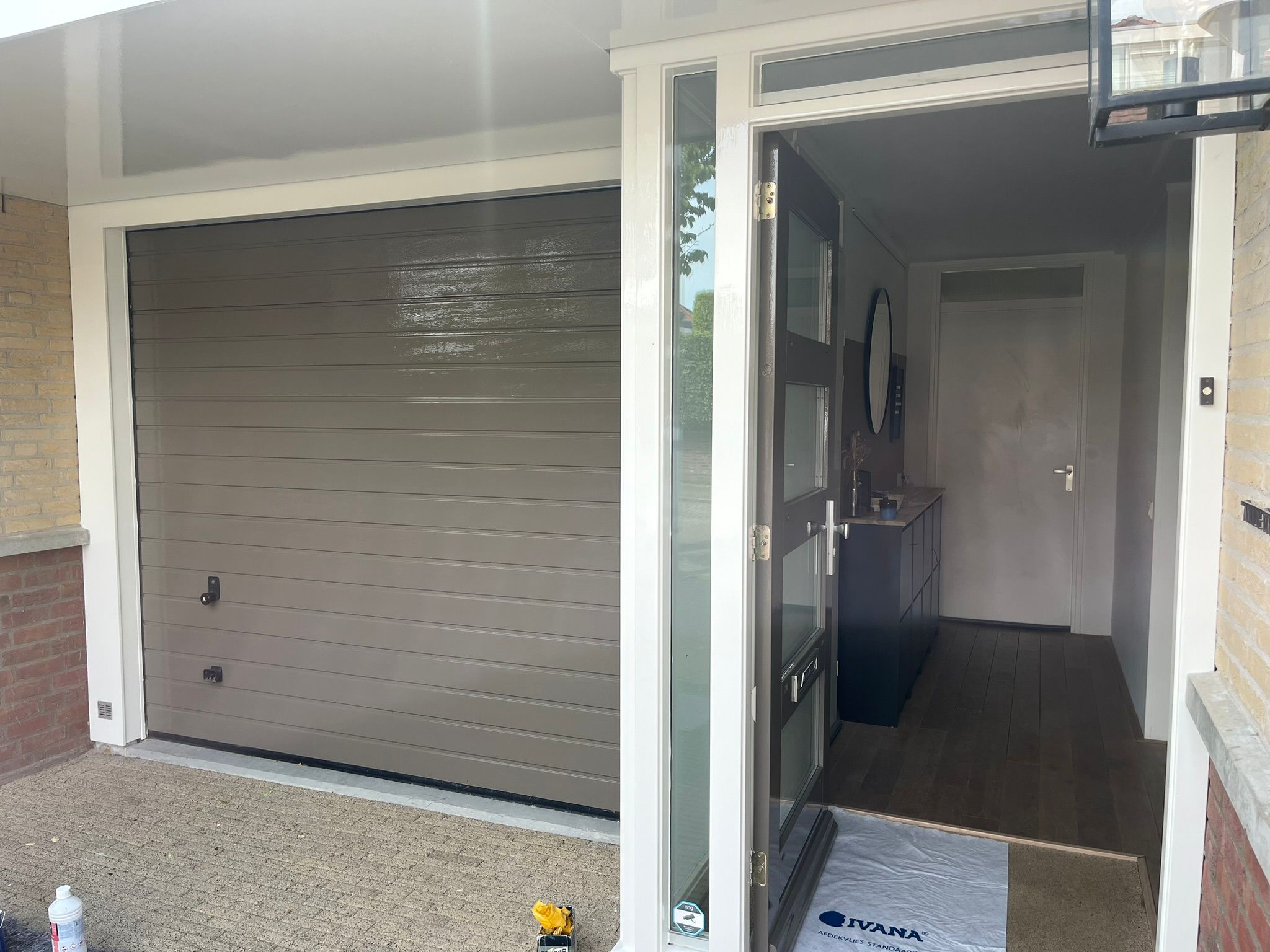 Entree en garagedeur in rustige grijstint