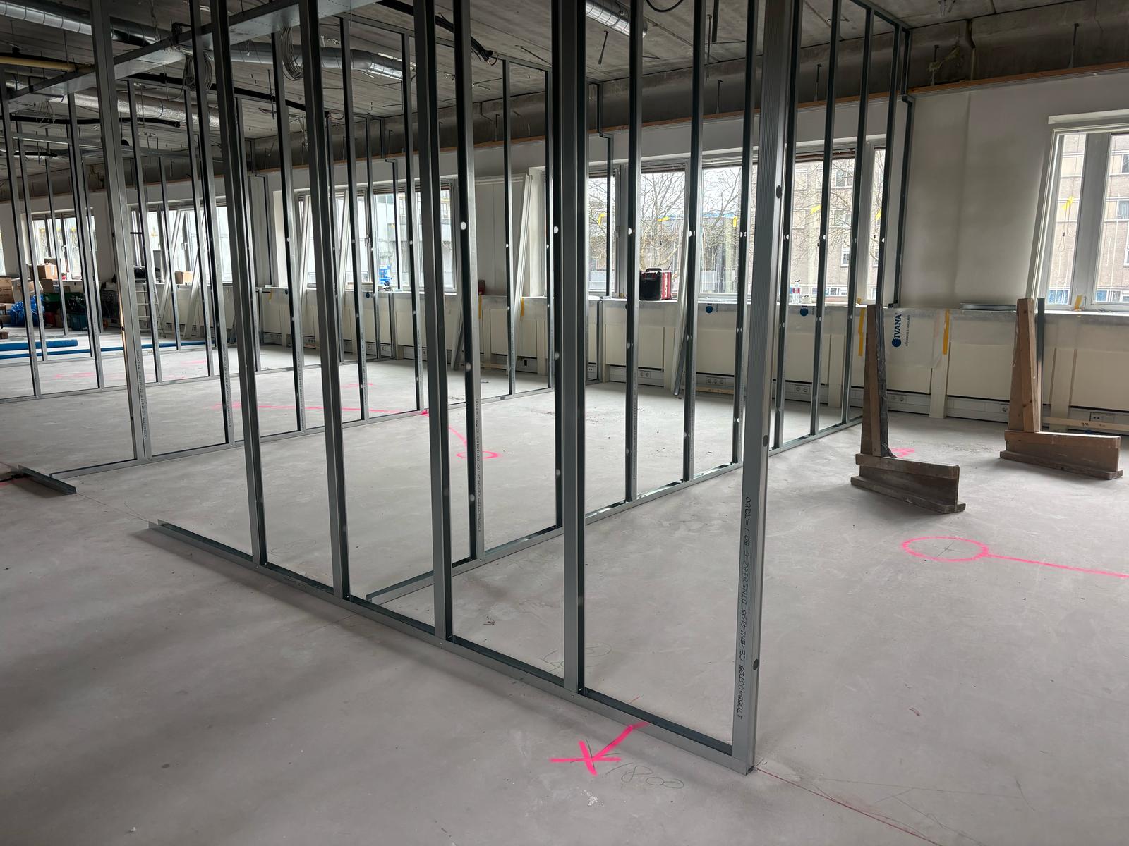 Metalen profielen tijdens de opbouw van binnenwanden