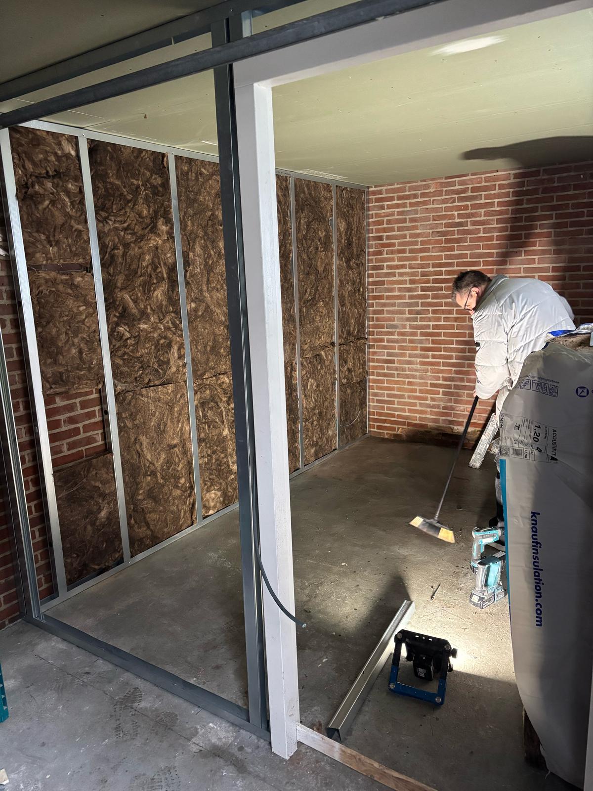 Vakman aan het werk tijdens de binnenafbouw