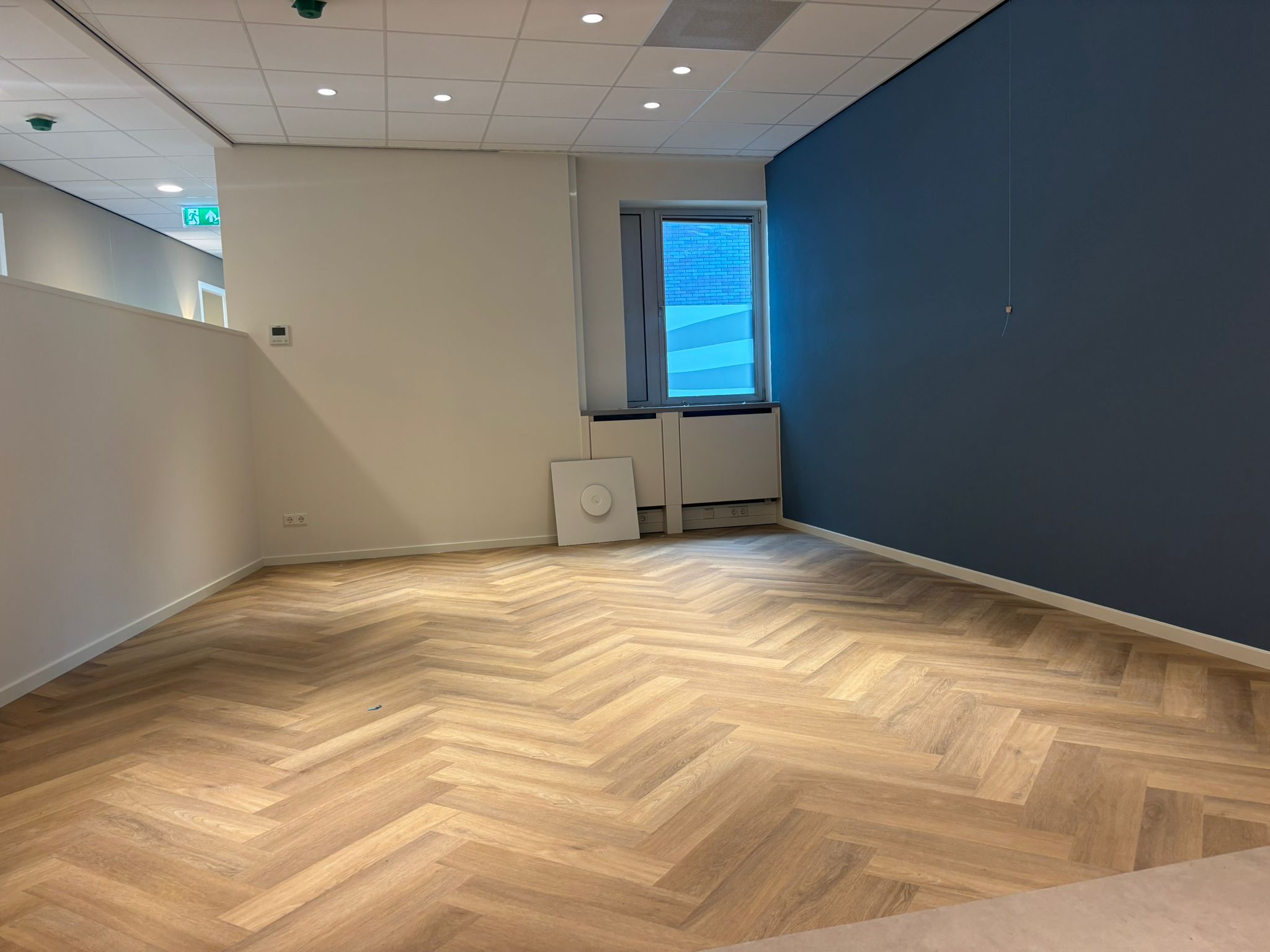 Afgewerkte werkruimte met blauwe wand