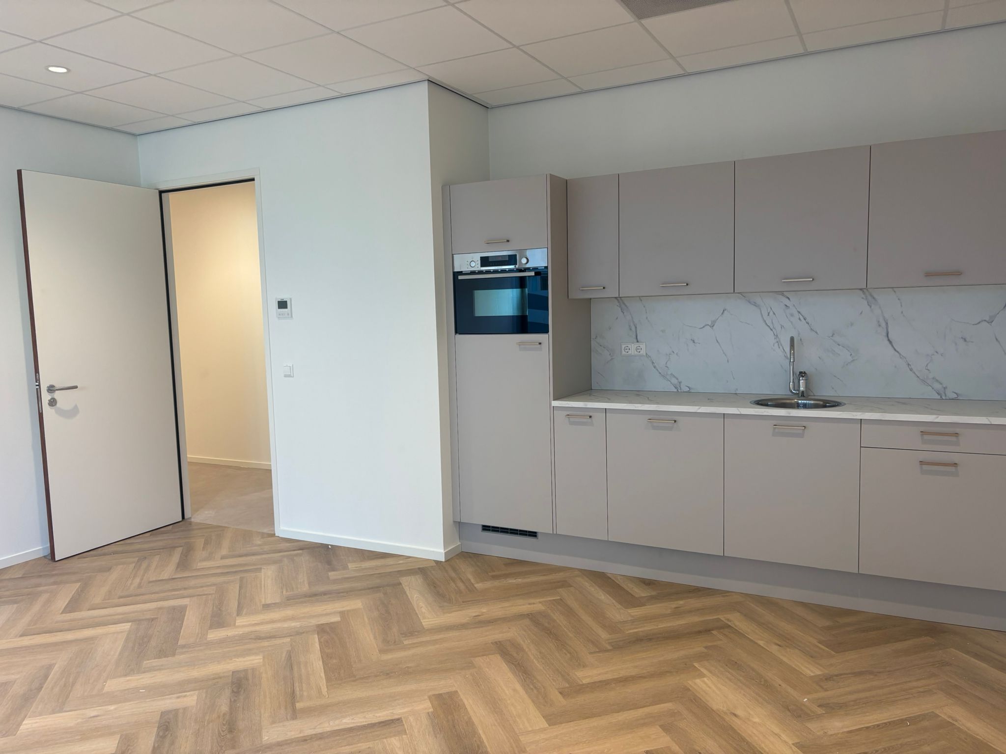 Afgewerkte keuken in werkruimte
