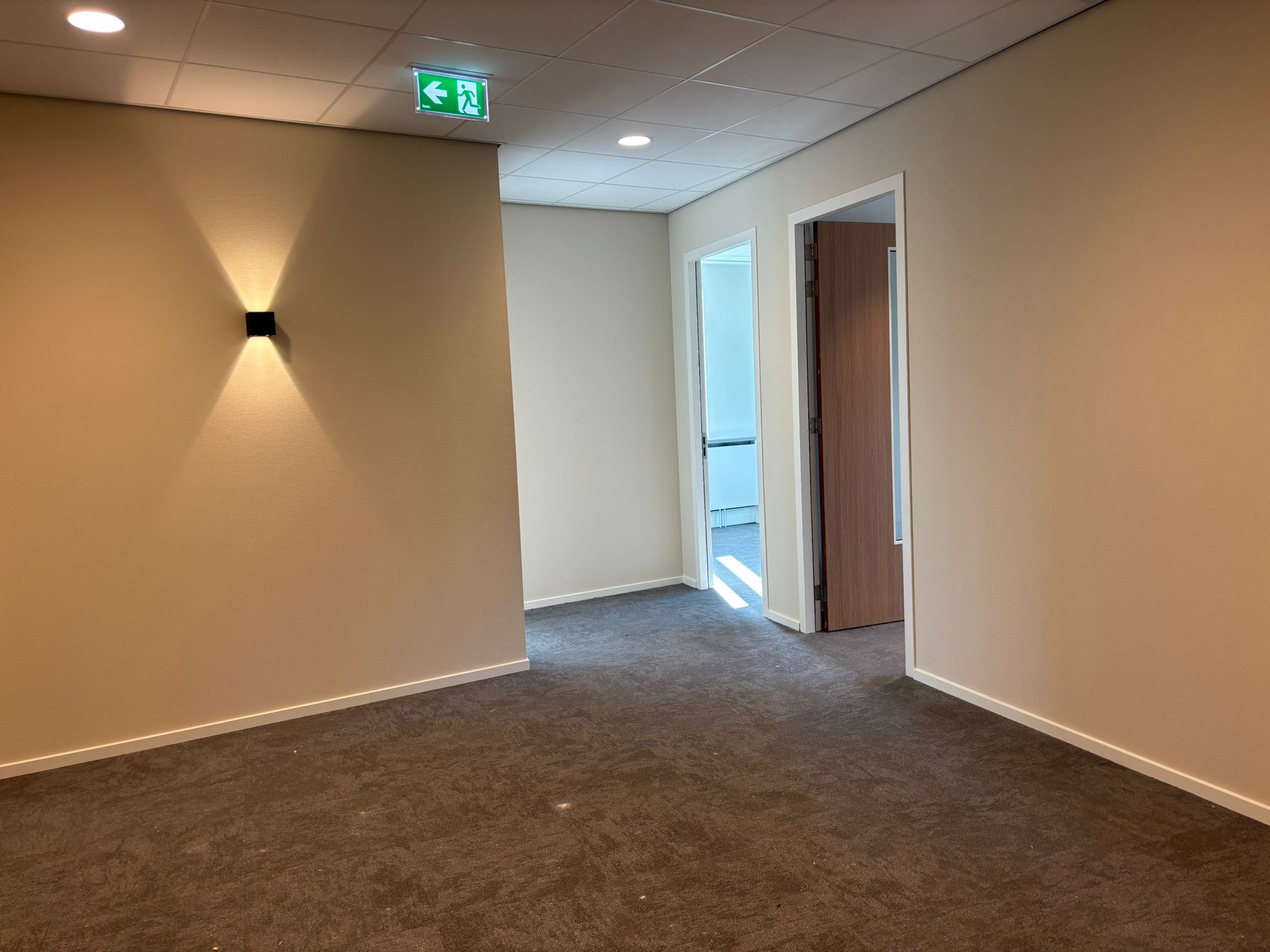 Afgewerkte doorgang met wandverlichting