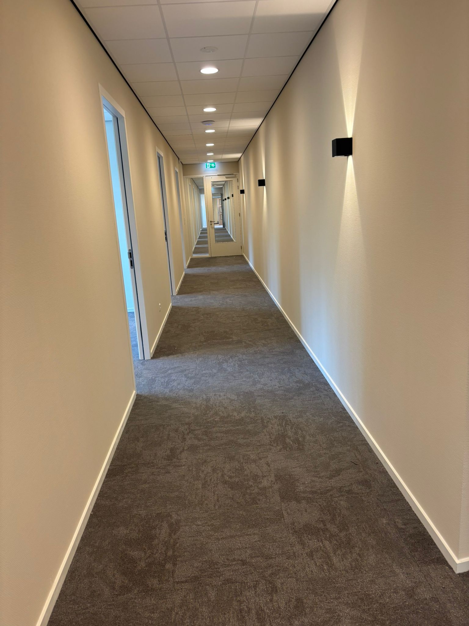 Afgewerkte lange gang in een onderhoudsproject