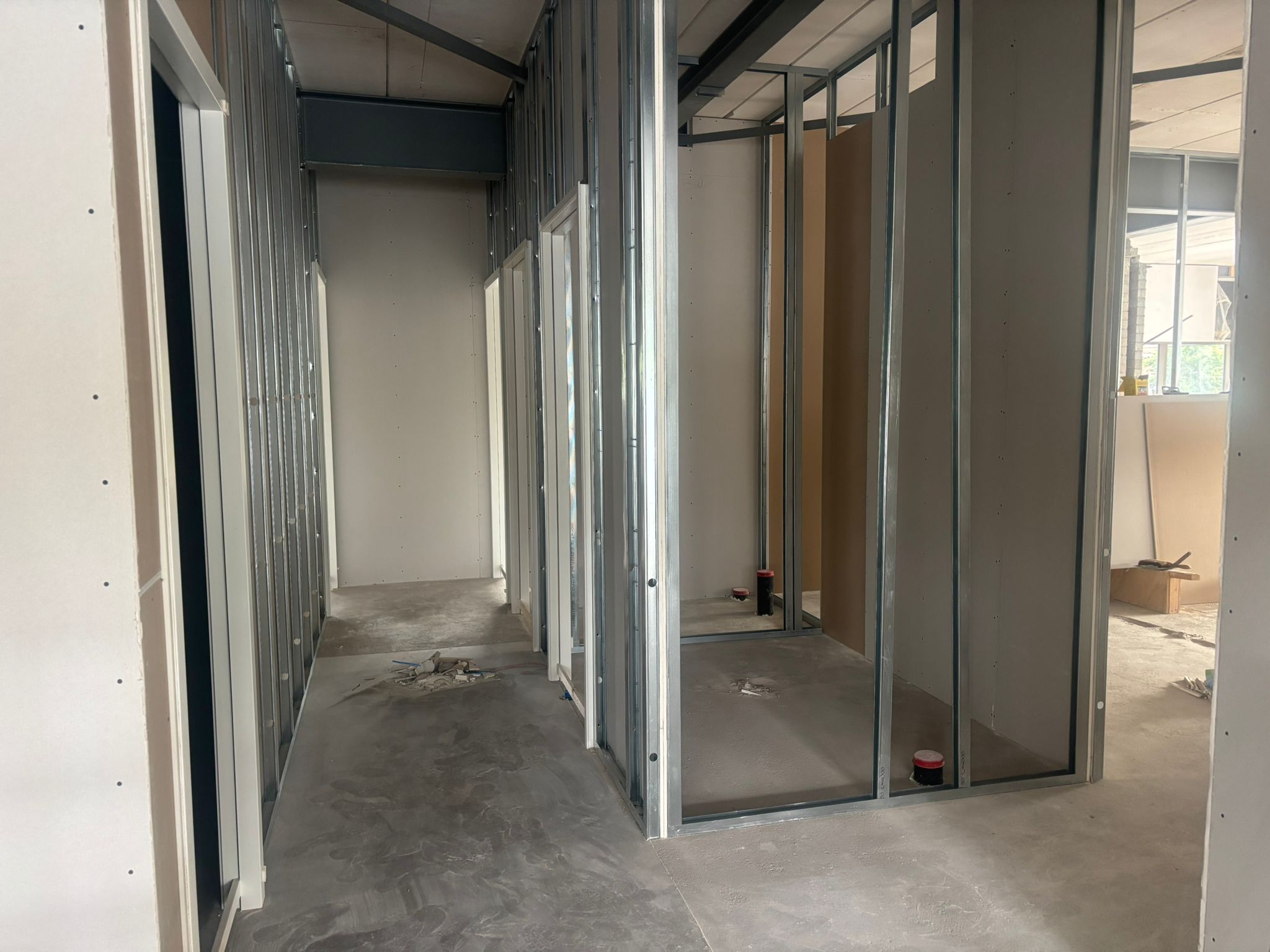 Metalen wandprofielen in een corridor