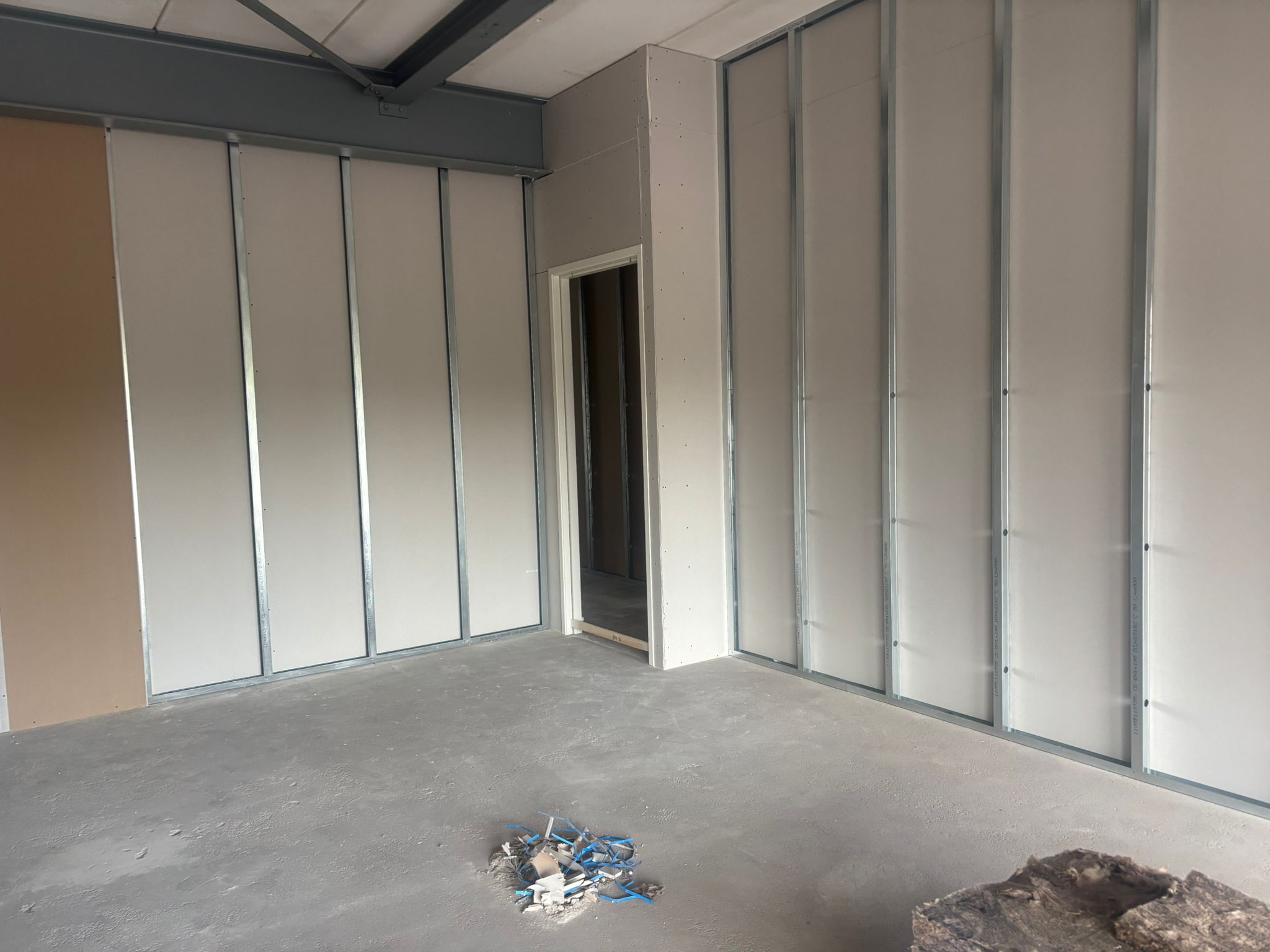 Binnenwanden met metalen profielen tijdens de renovatie