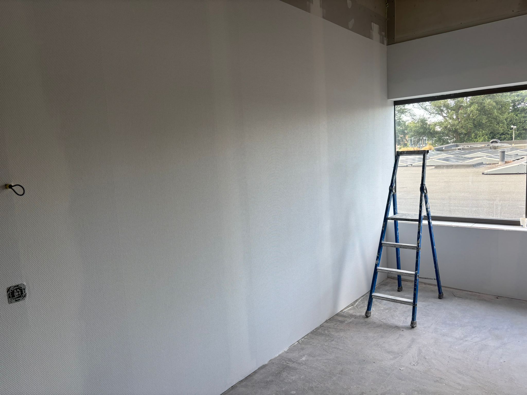 Wand met afgewerkte naden gereed voor schilderwerk