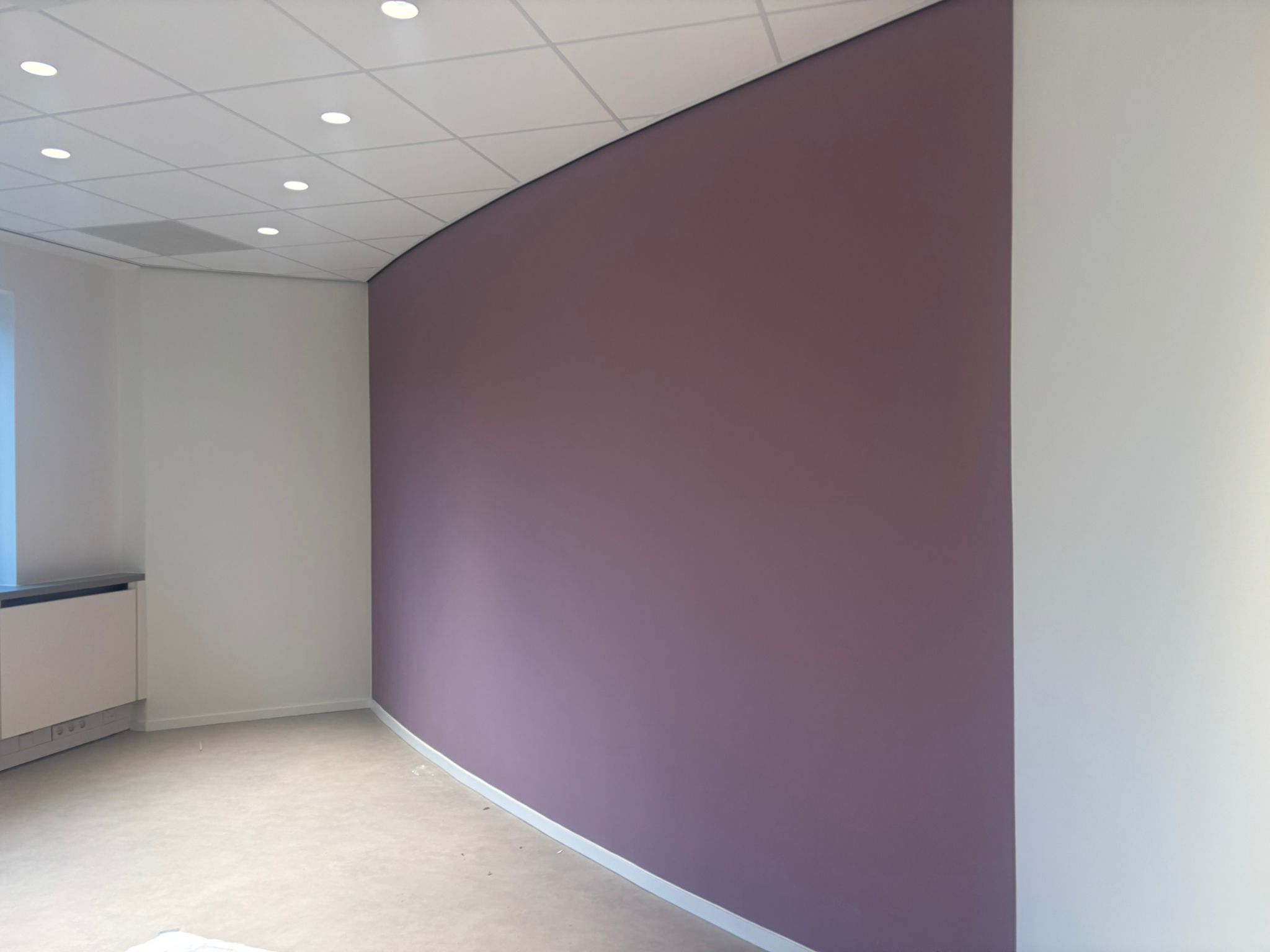 Afgewerkte kamer met paarse accentwand